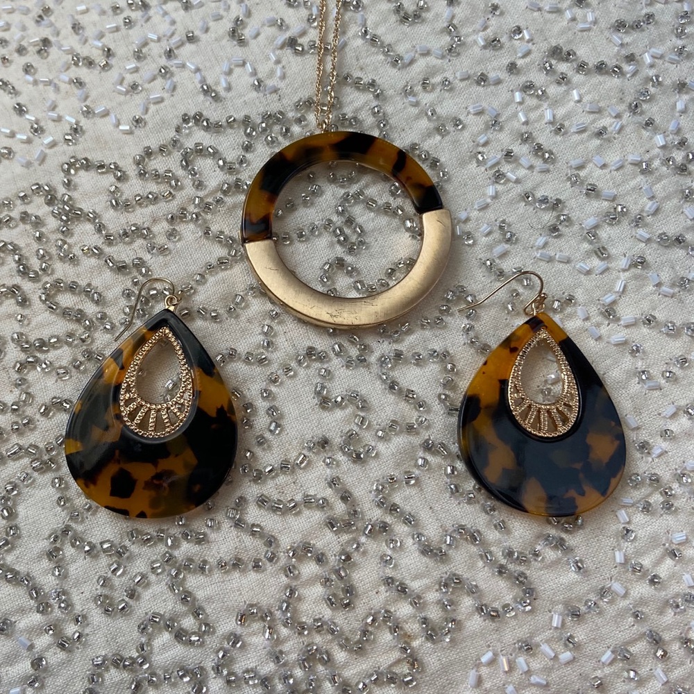 Carole• Gold Toned  Partial Tortoise Necklace Set